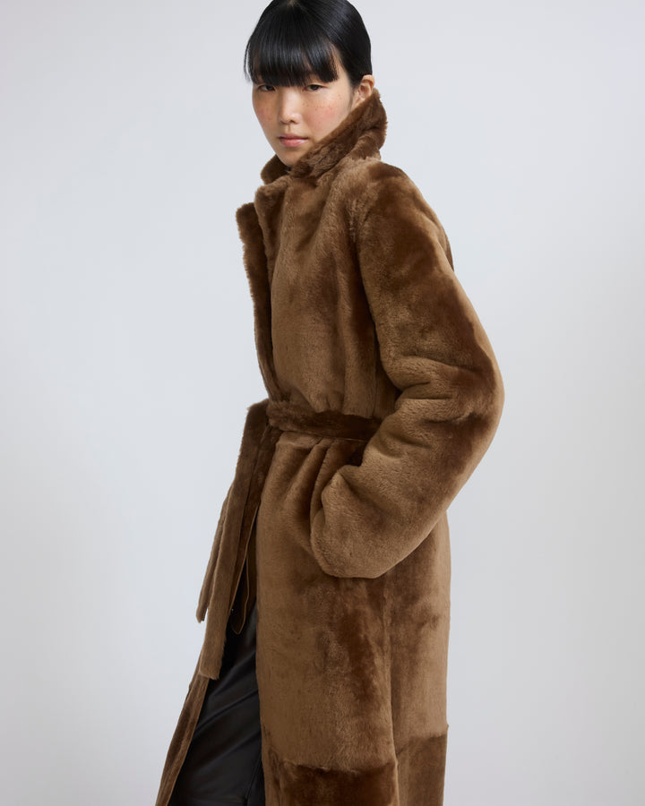Manteau long réversible en peau lainée d'agneau
