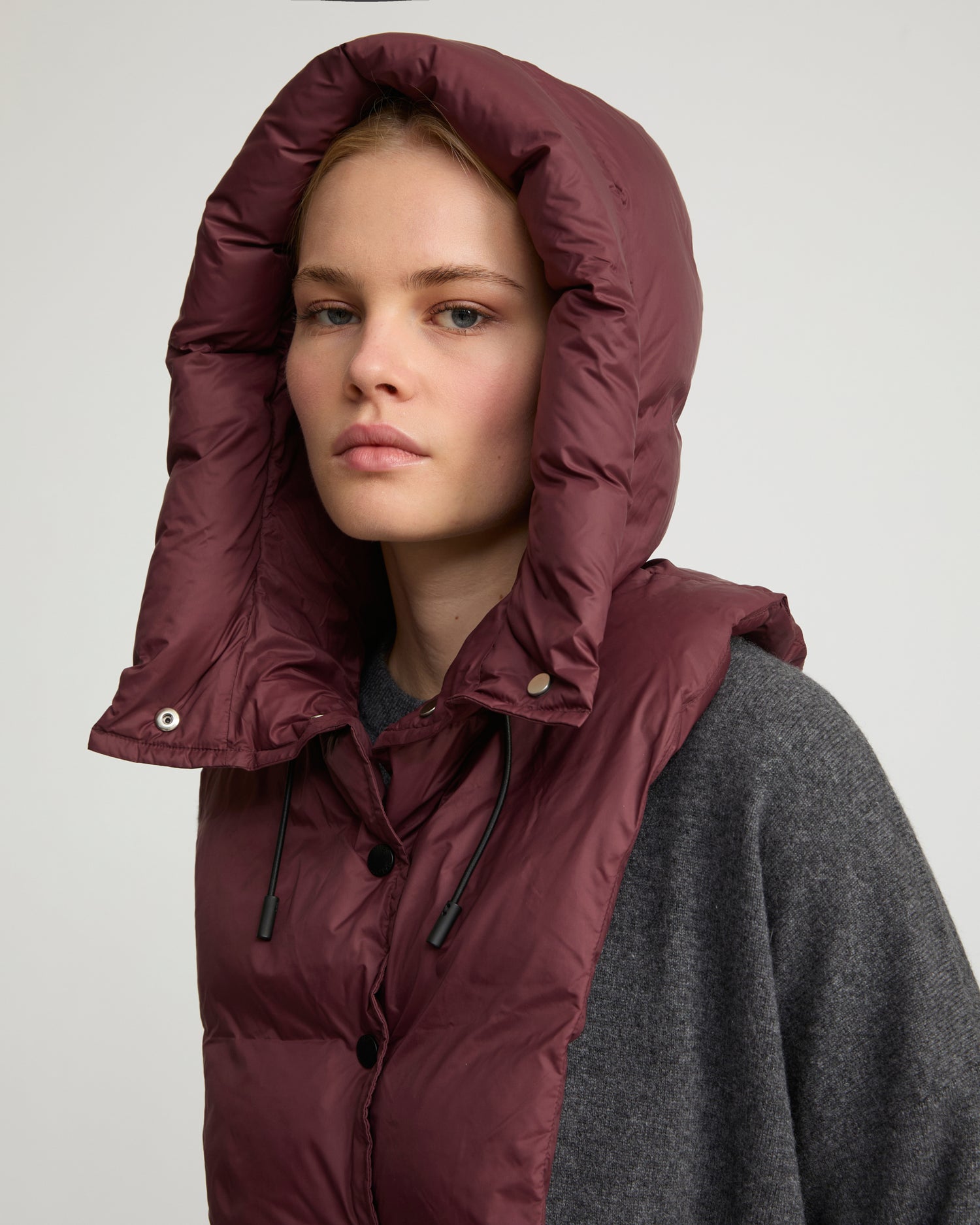 Soldes d'hiver  - Yves Salomon -Doudoune plastron à capuche en tissu technique imperméable