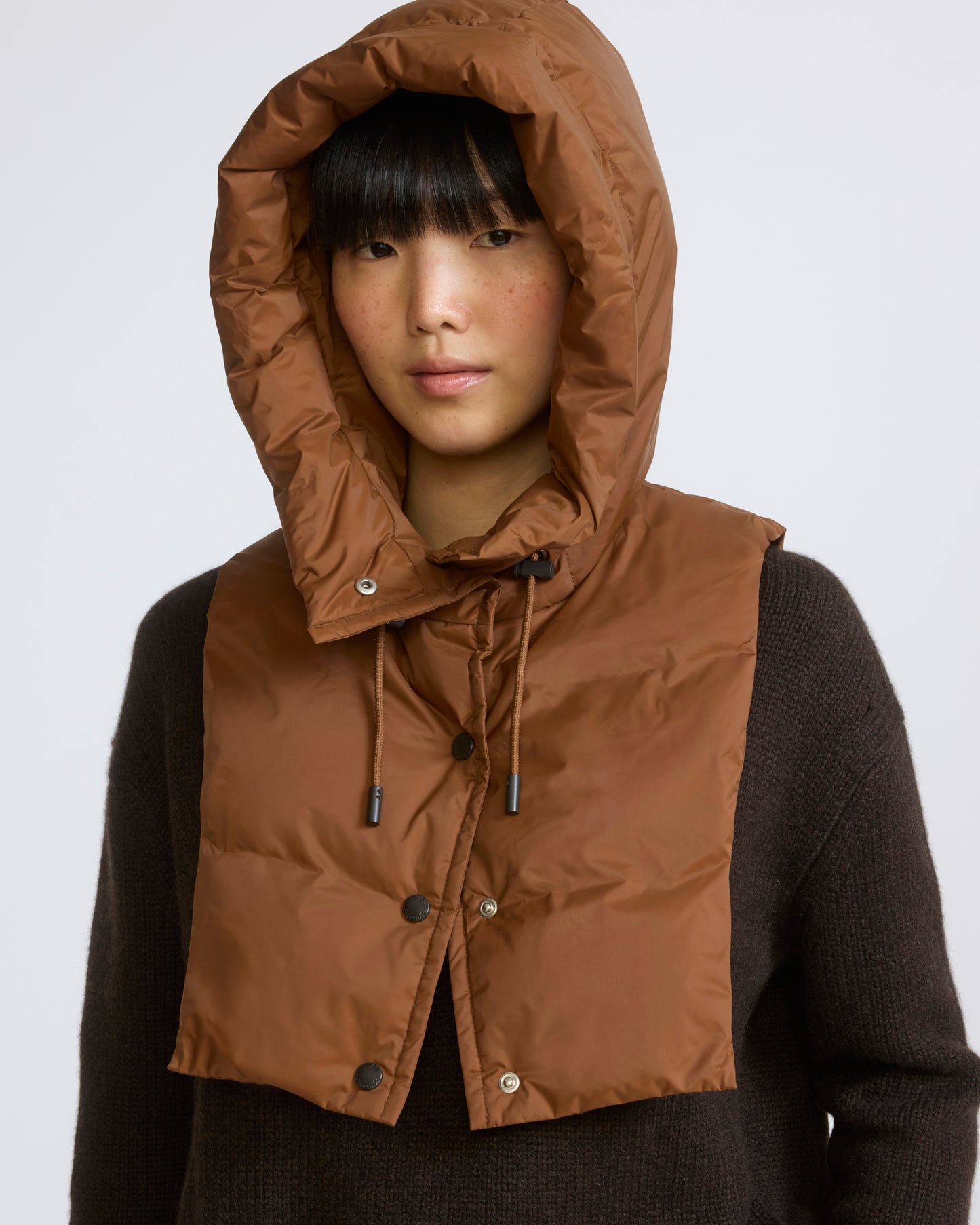 Doudoune plastron à capuche en tissu technique imperméable