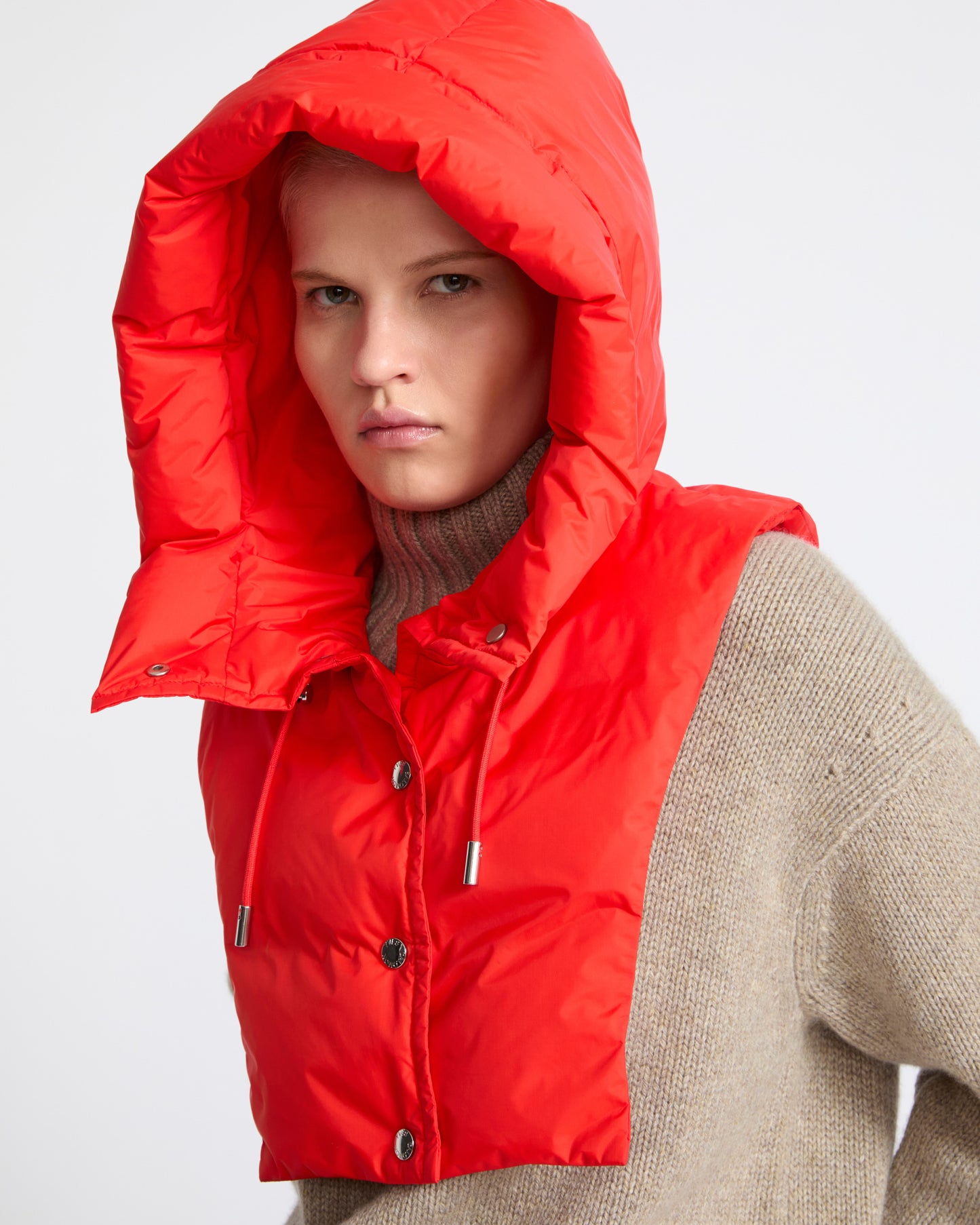 Doudoune plastron à capuche en tissu technique imperméable- Yves Salomon - Nouvelle collection Automne Hiver