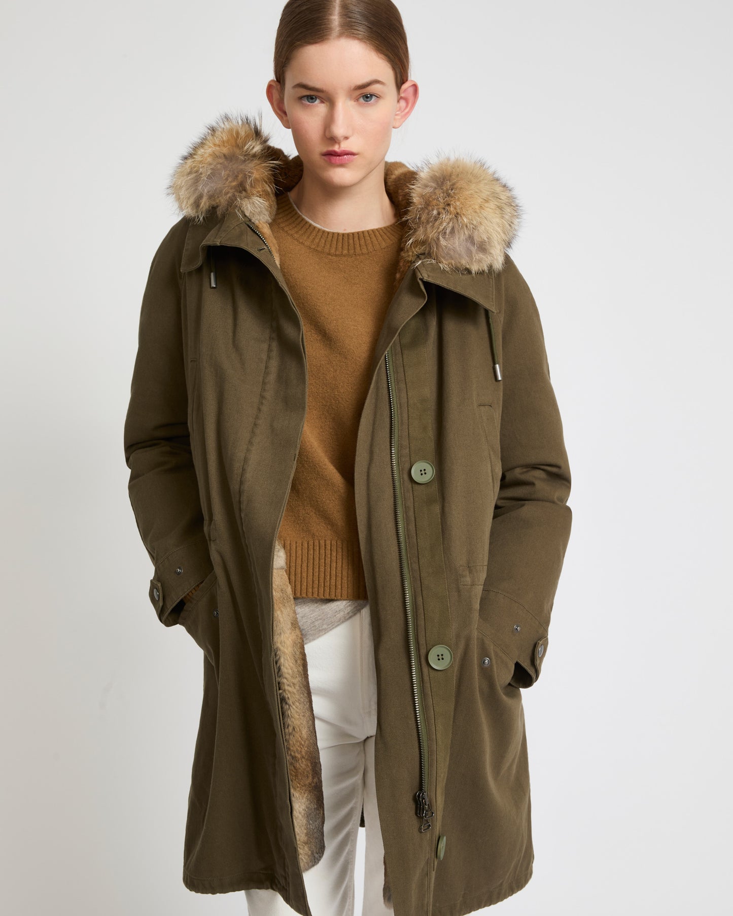 parka-longue-en-gabardine-de-coton-avec-fourrure-de-coyote-et-lapin-kaki-22wfm01090a01xb2354 -Yves Salomon