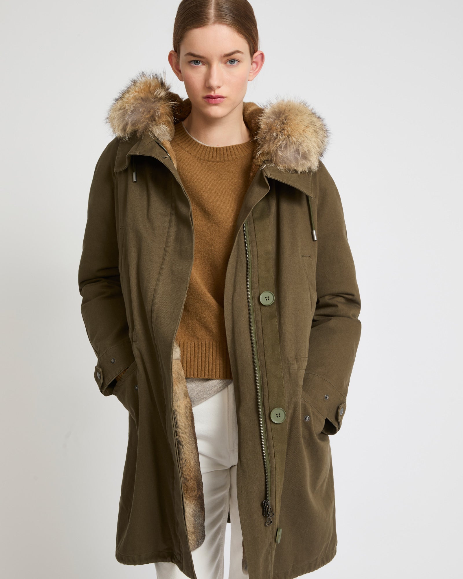 parka-longue-en-gabardine-de-coton-avec-fourrure-de-coyote-et-lapin-kaki-22wfm01090a01xb2354 -Yves Salomon