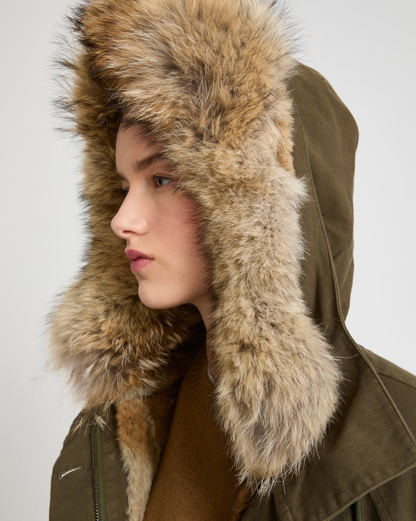 parka-longue-en-gabardine-de-coton-avec-fourrure-de-coyote-et-lapin-kaki-22wfm01090a01xb2354 -Yves Salomon
