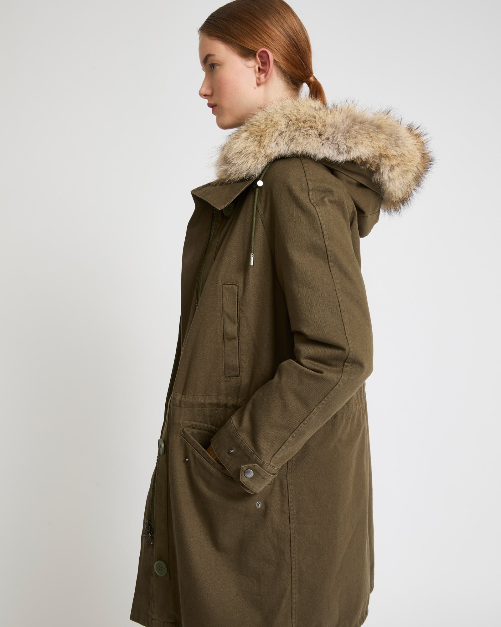 parka-longue-en-gabardine-de-coton-avec-fourrure-de-coyote-et-lapin-kaki-22wfm01090a01xb2354 -Yves Salomon