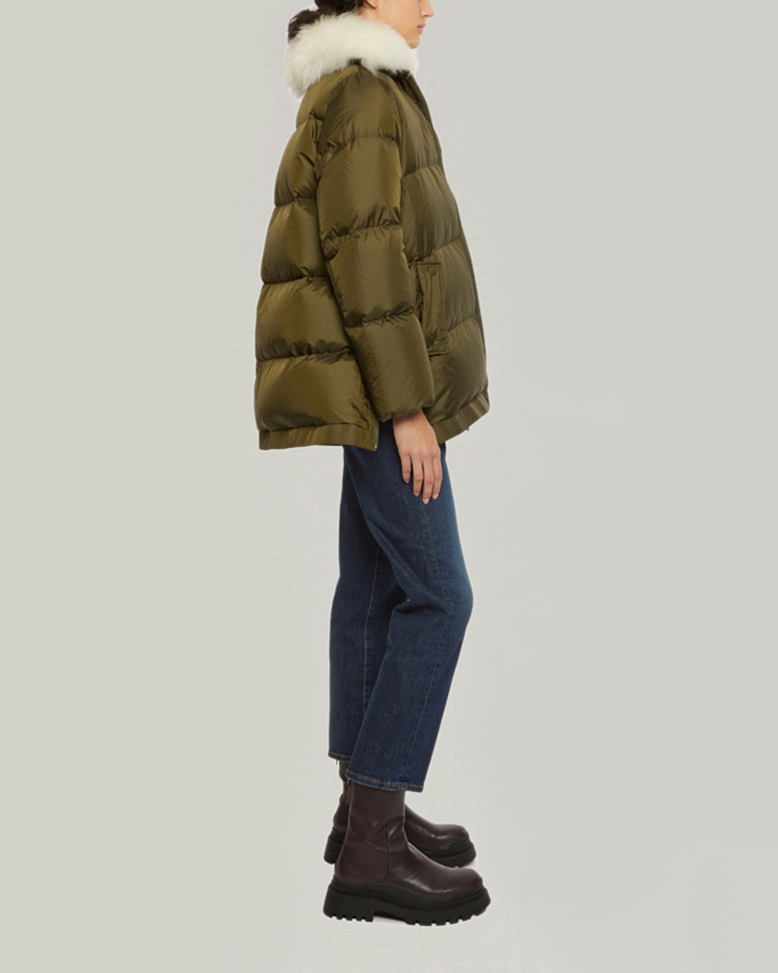 Doudoune "A" line avec col en agneau à laine vaporeuse-Yves Salomon - Soldes d'hiver - Winter Sale