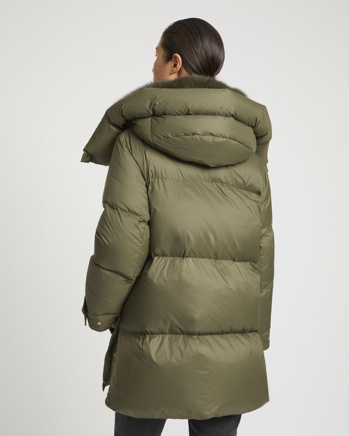 Doudoune longueur 3/4 en tissu technique déperlant et col en fourrure de renard