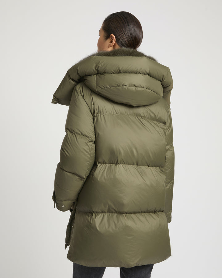 Doudoune longueur 3/4 en tissu technique déperlant et col en fourrure de renard