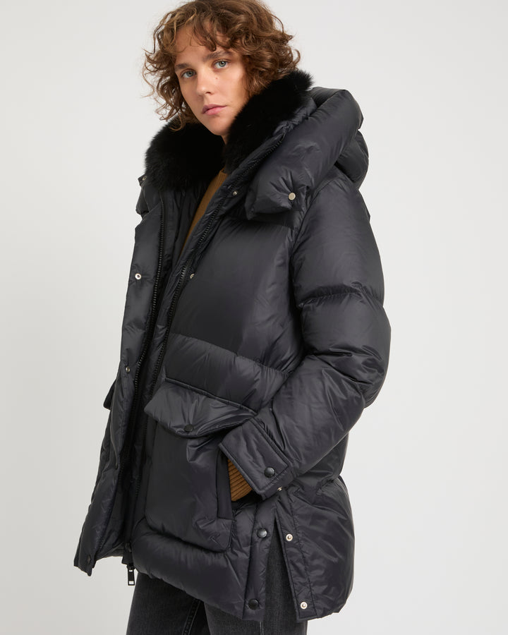 Doudoune longueur 3/4 en tissu technique déperlant et col en fourrure de renard
