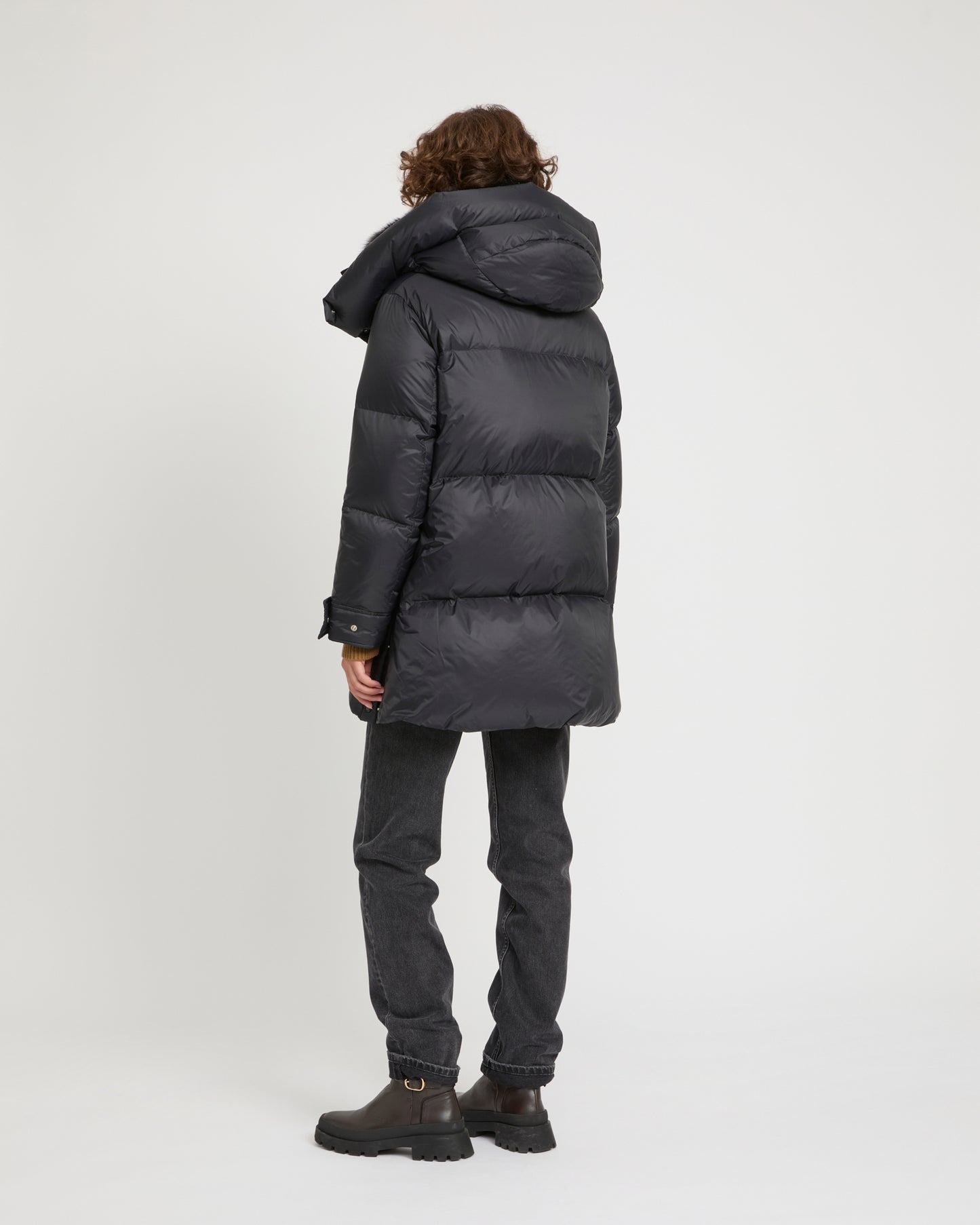 Doudoune longueur 3/4 en tissu technique déperlant et col en fourrure de renard