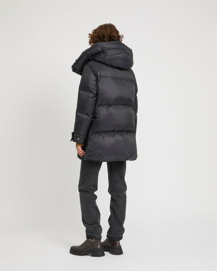 Doudoune longueur 3/4 en tissu technique déperlant et col en fourrure de renard