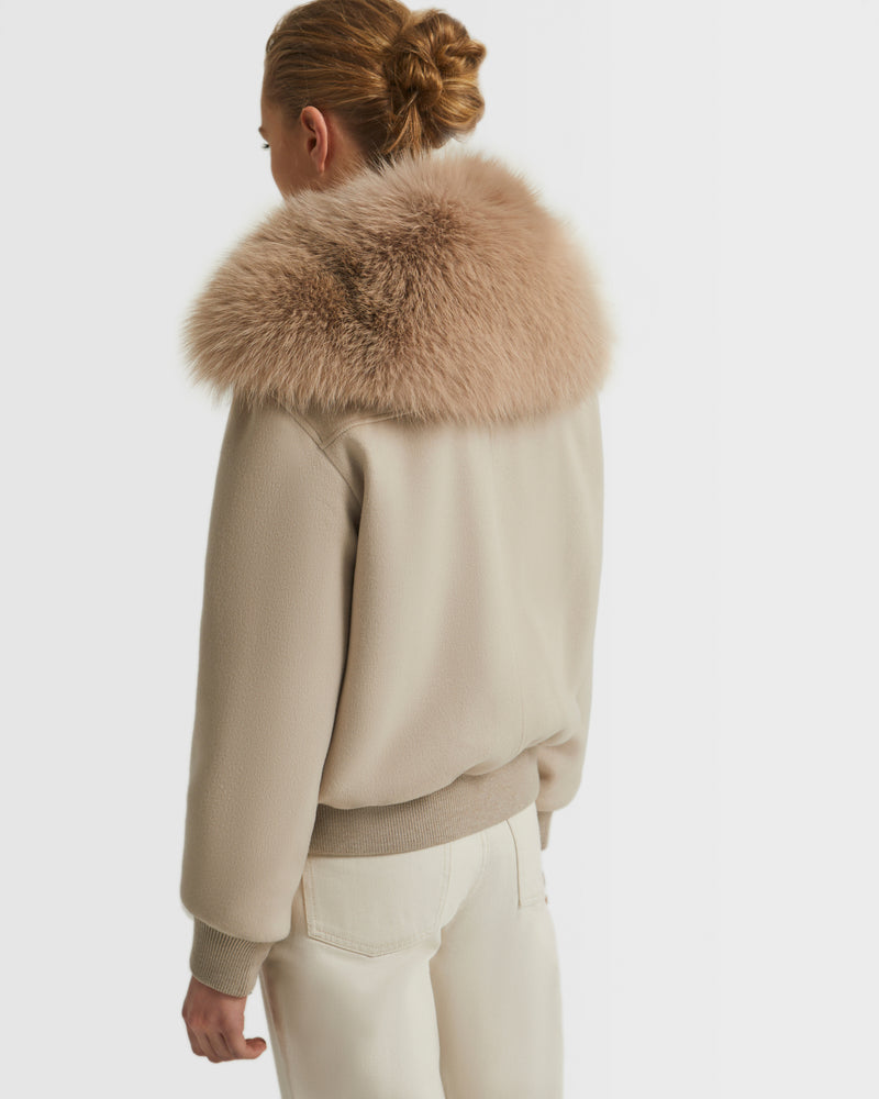 Veste en lainage cachemire et col en fourrure de renard