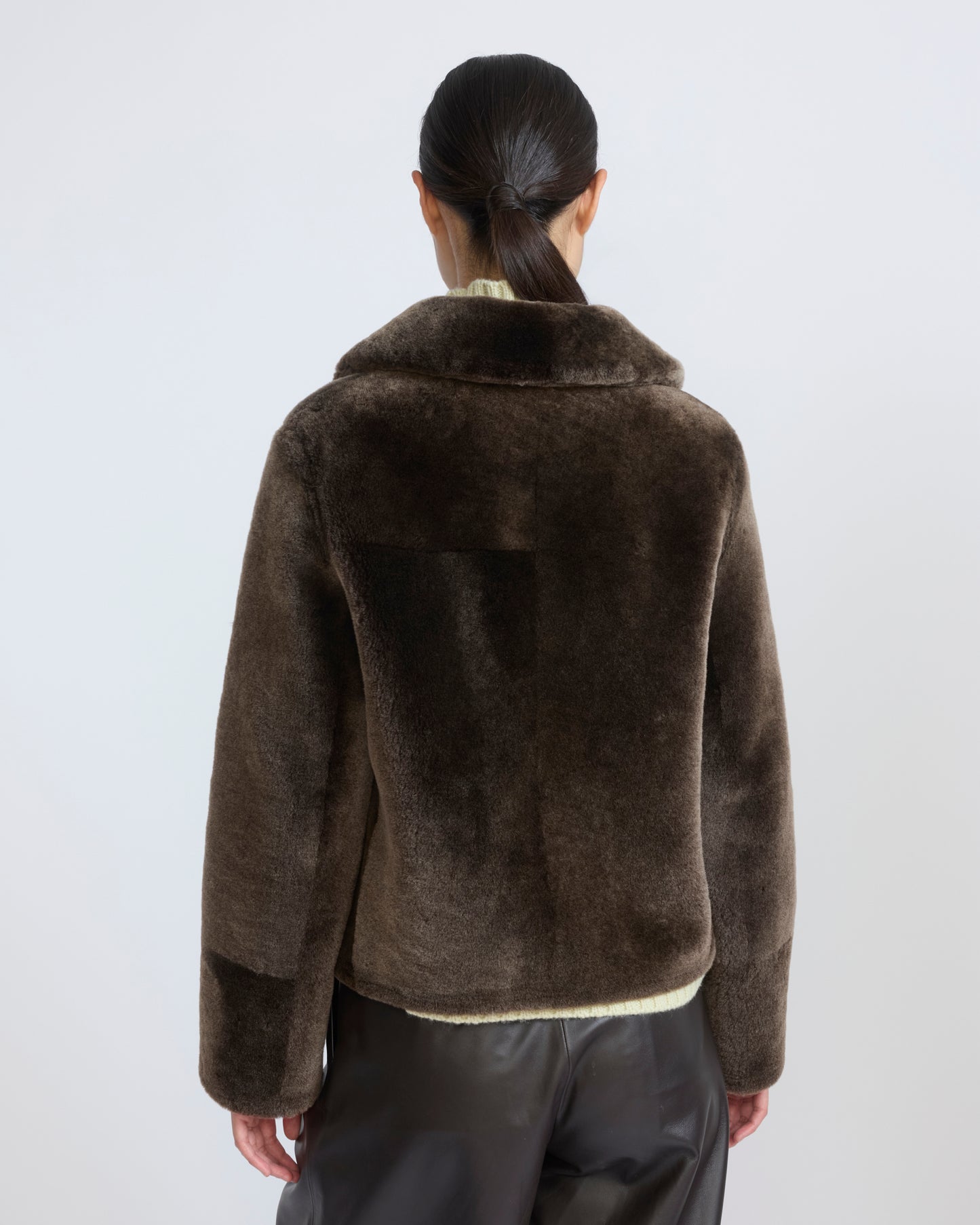 Veste courte en peau lainée d'agneau mérinos