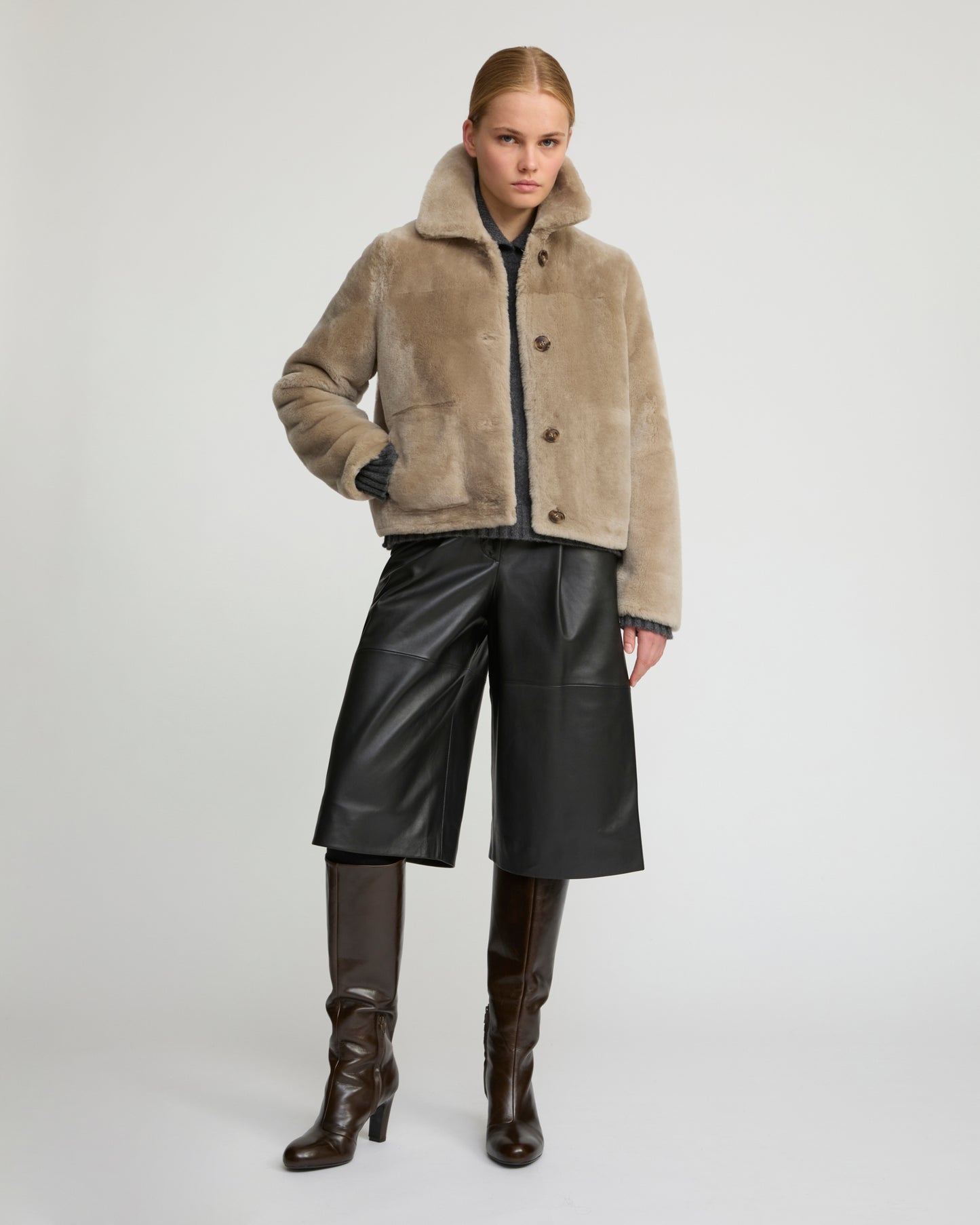 Short reversible jacket in merino lambskin