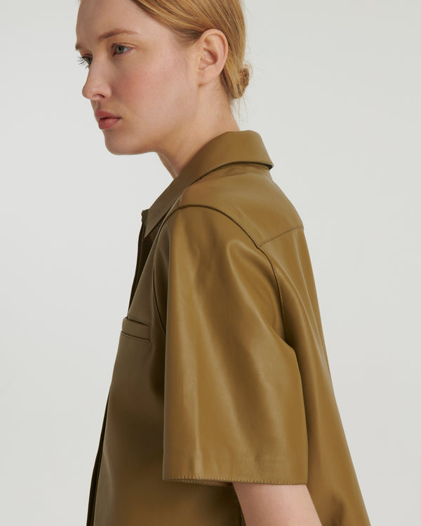 Cropped shirt with short sleeves in leather - khaki