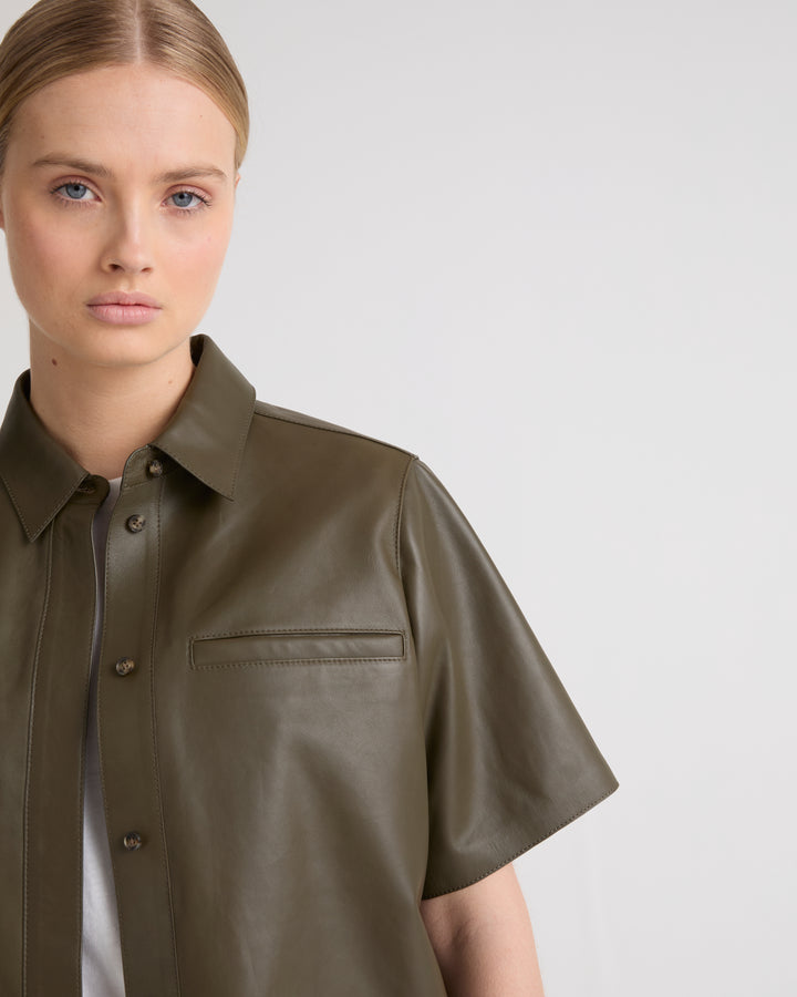 Cropped shirt with short sleeves in lamb leather