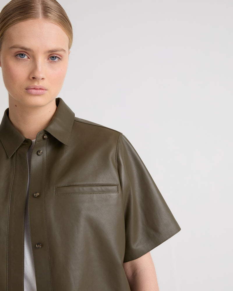 Chemise manches courtes en cuir d'agneau
