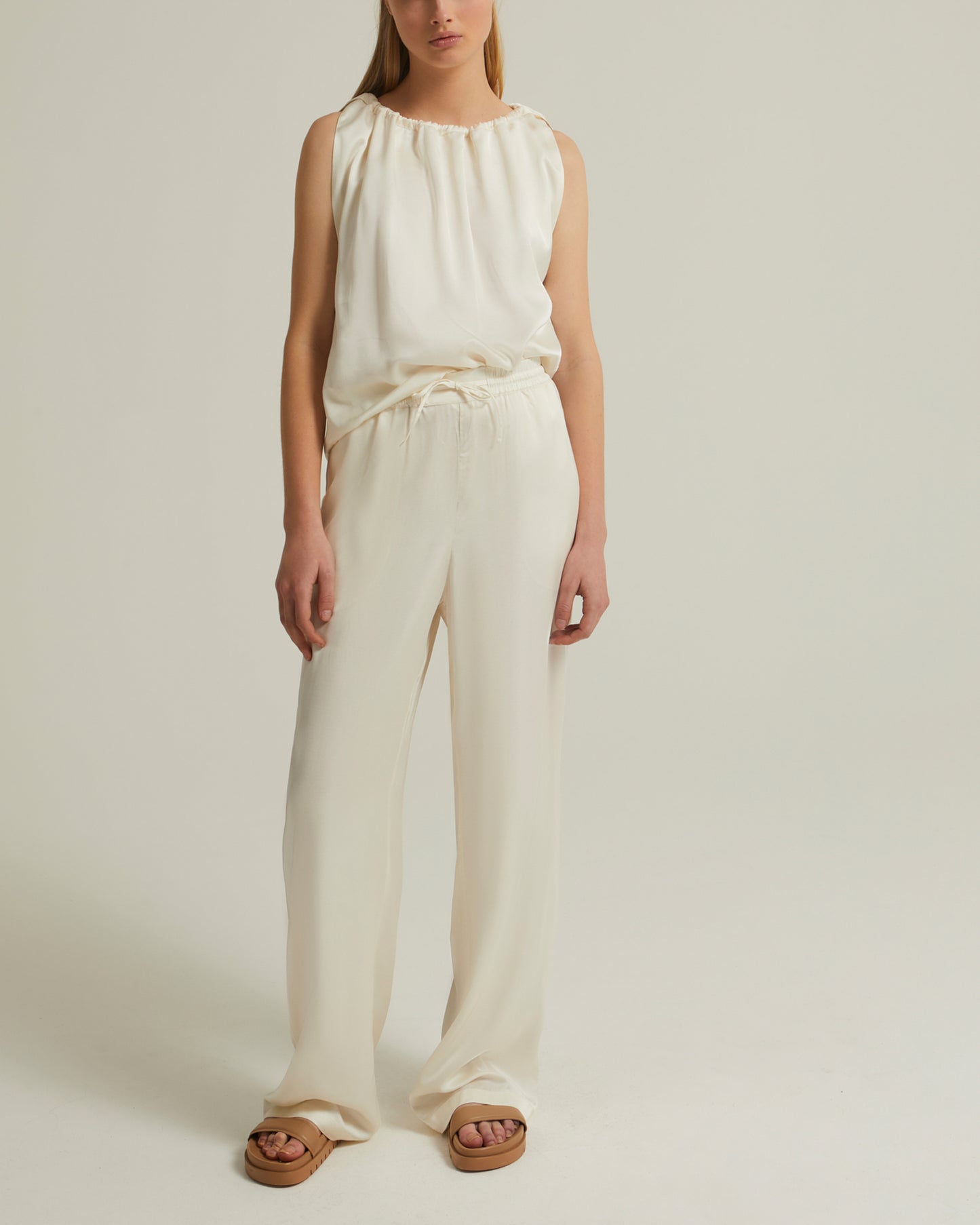 Pantalon droit en satin de soie mélangé