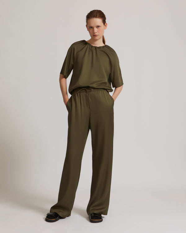 Pantalon droit en satin de soie mélangé