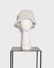 Cappello a secchiello in merino riccio