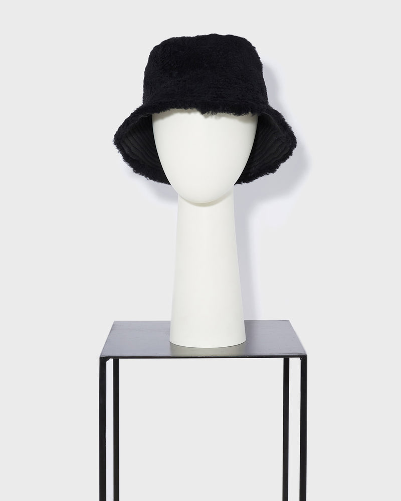 Curly merino bucket hat