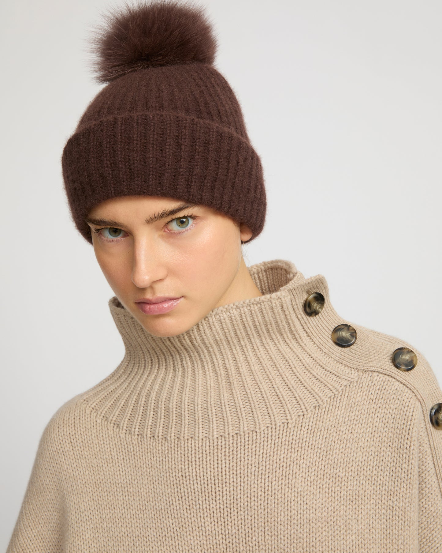 Bonnet en maille 100% cachemire et pompon en fourrure de renard -Yves Salomon