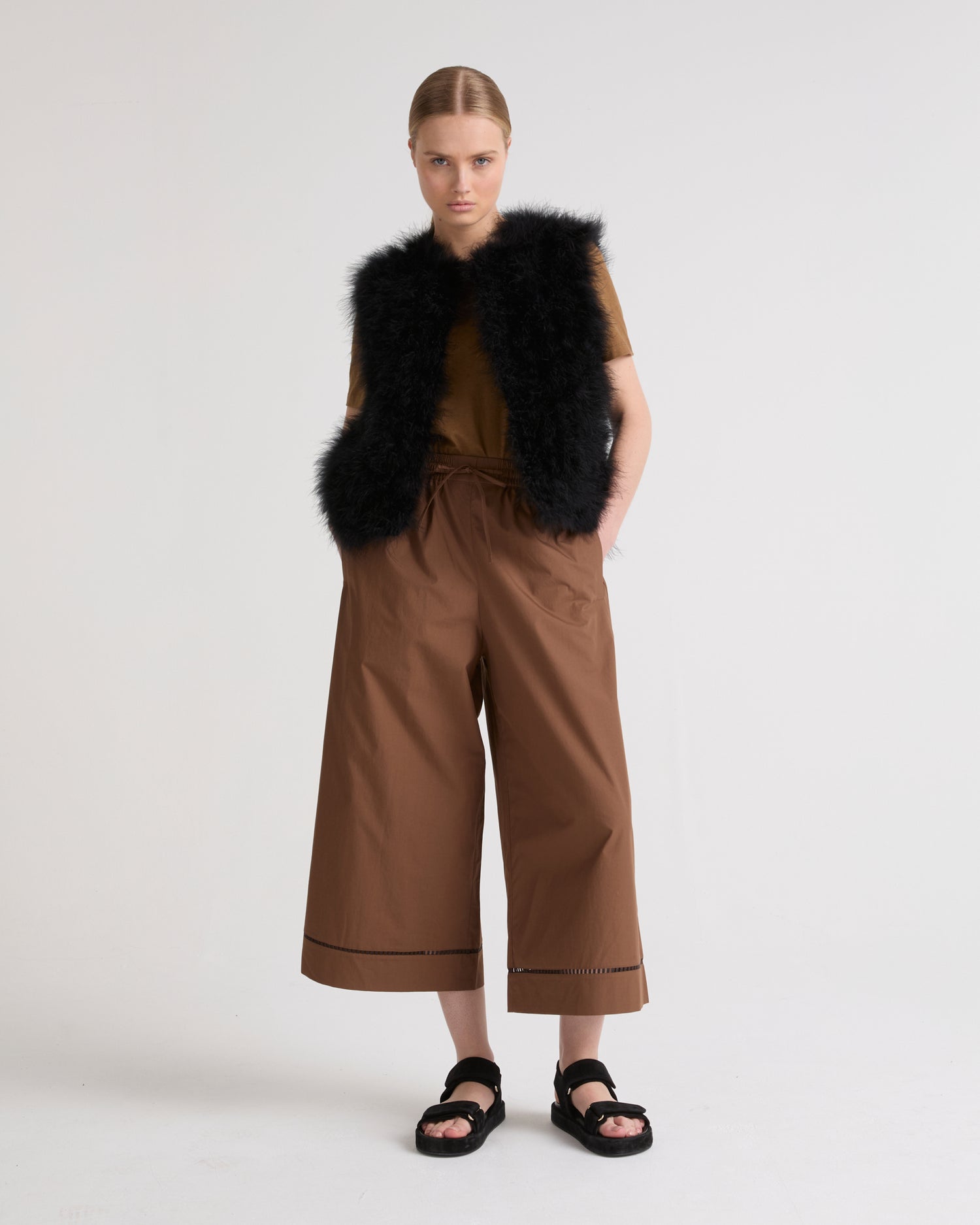 gilet-court-en-plumes-noir-23wag15355pluxc99 -Yves Salomon