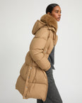Doudoune longueur 7/8 en tissu technique déperlant et col en agneau à poils longs
