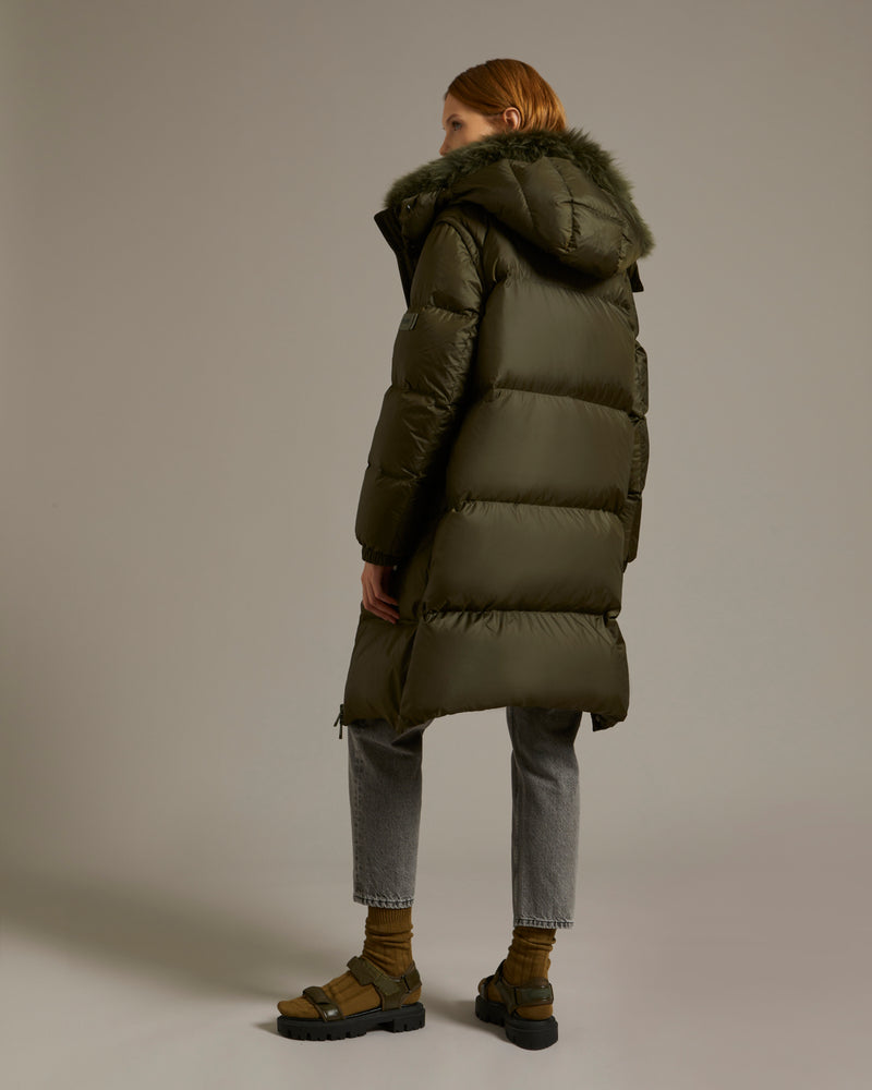 Doudoune 7/8 en tissu technique déperlant et col en agneau à poils longs