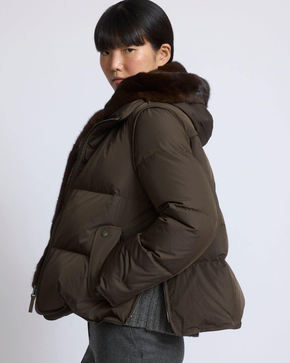 Doudoune "A" line iconique avec plastron et fourrure de vison - Yves Salomon - Nouvelle collection Automne Hiver