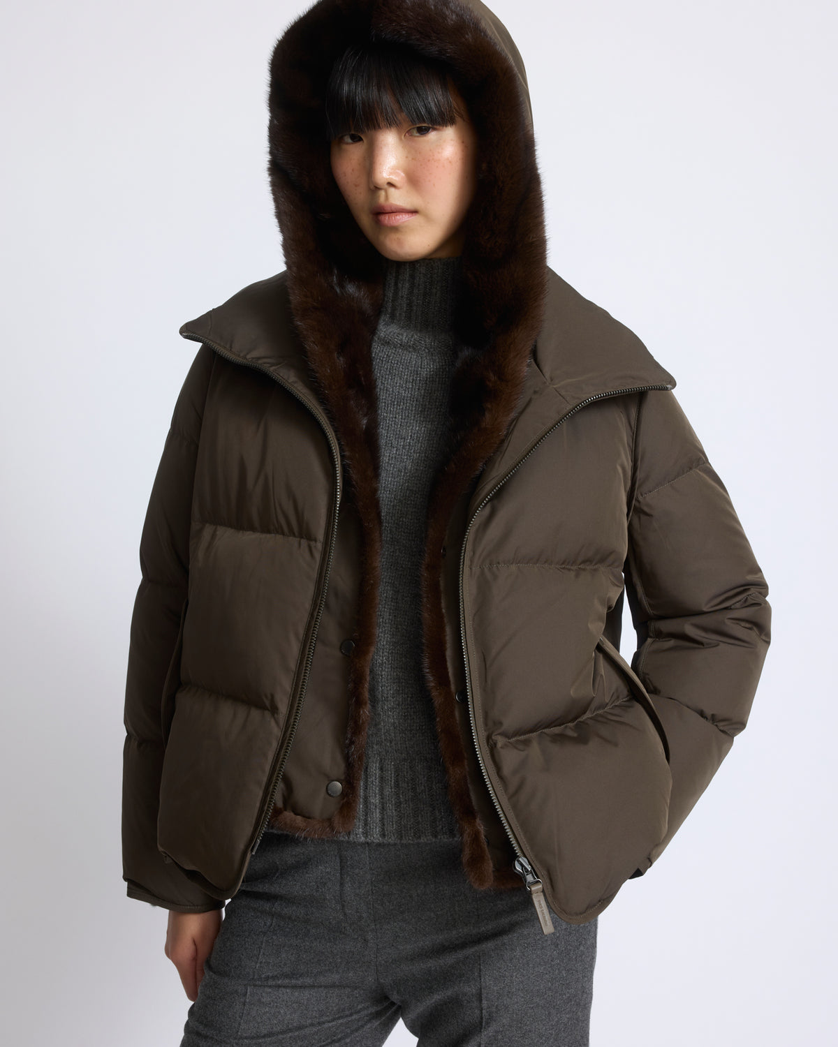Doudoune "A" line iconique avec plastron et fourrure de vison - Yves Salomon - Nouvelle collection Automne Hiver
