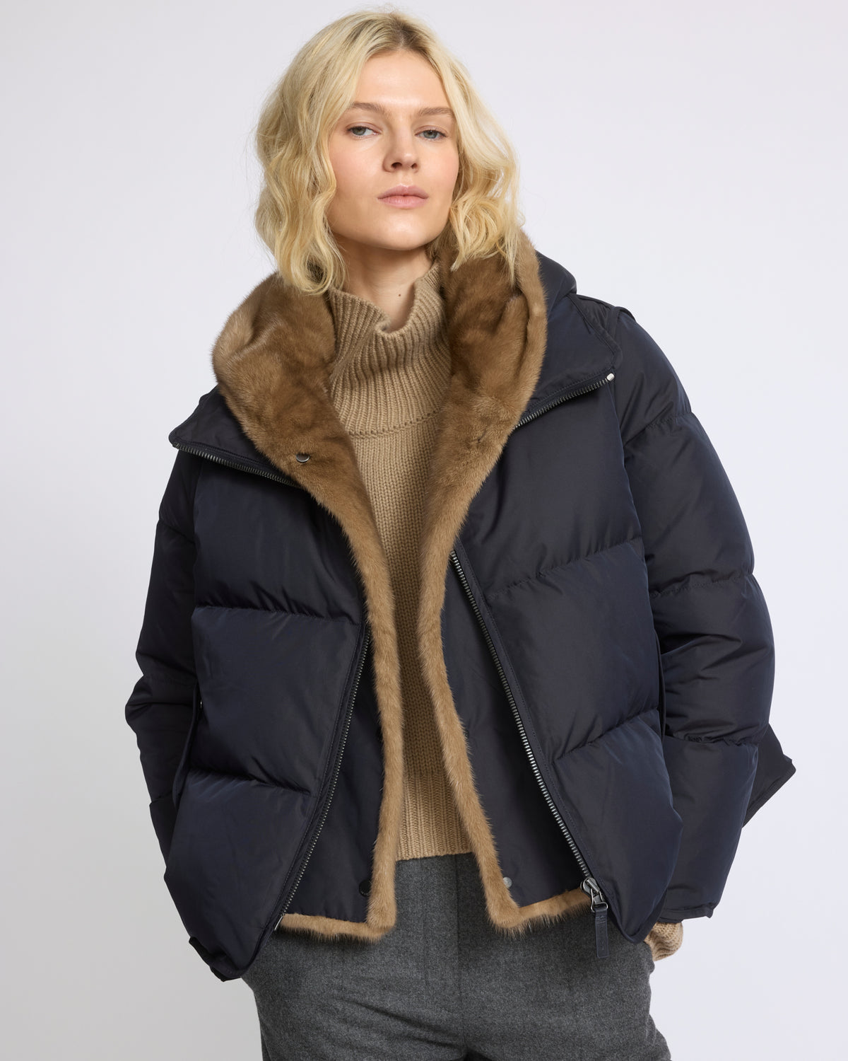 Doudoune "A" line iconique avec plastron et fourrure de vison - Yves Salomon - Nouvelle collection Automne Hiver