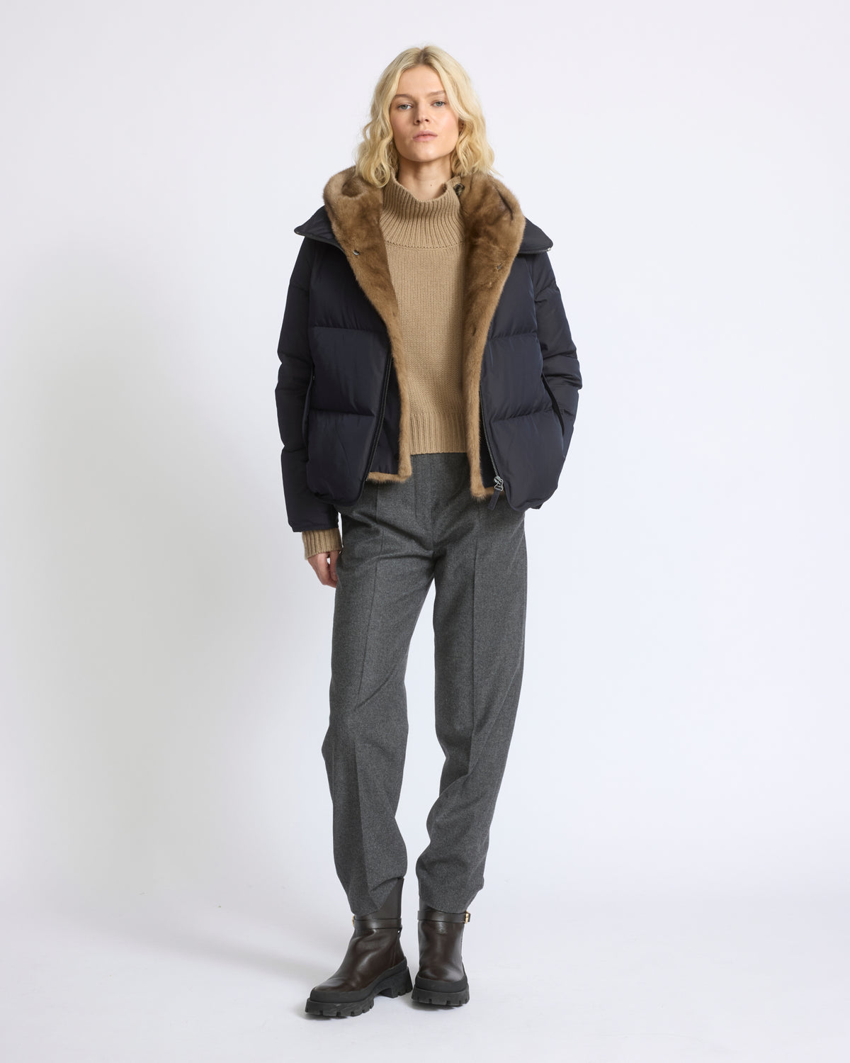 Doudoune "A" line iconique avec plastron et fourrure de vison - Yves Salomon - Nouvelle collection Automne Hiver