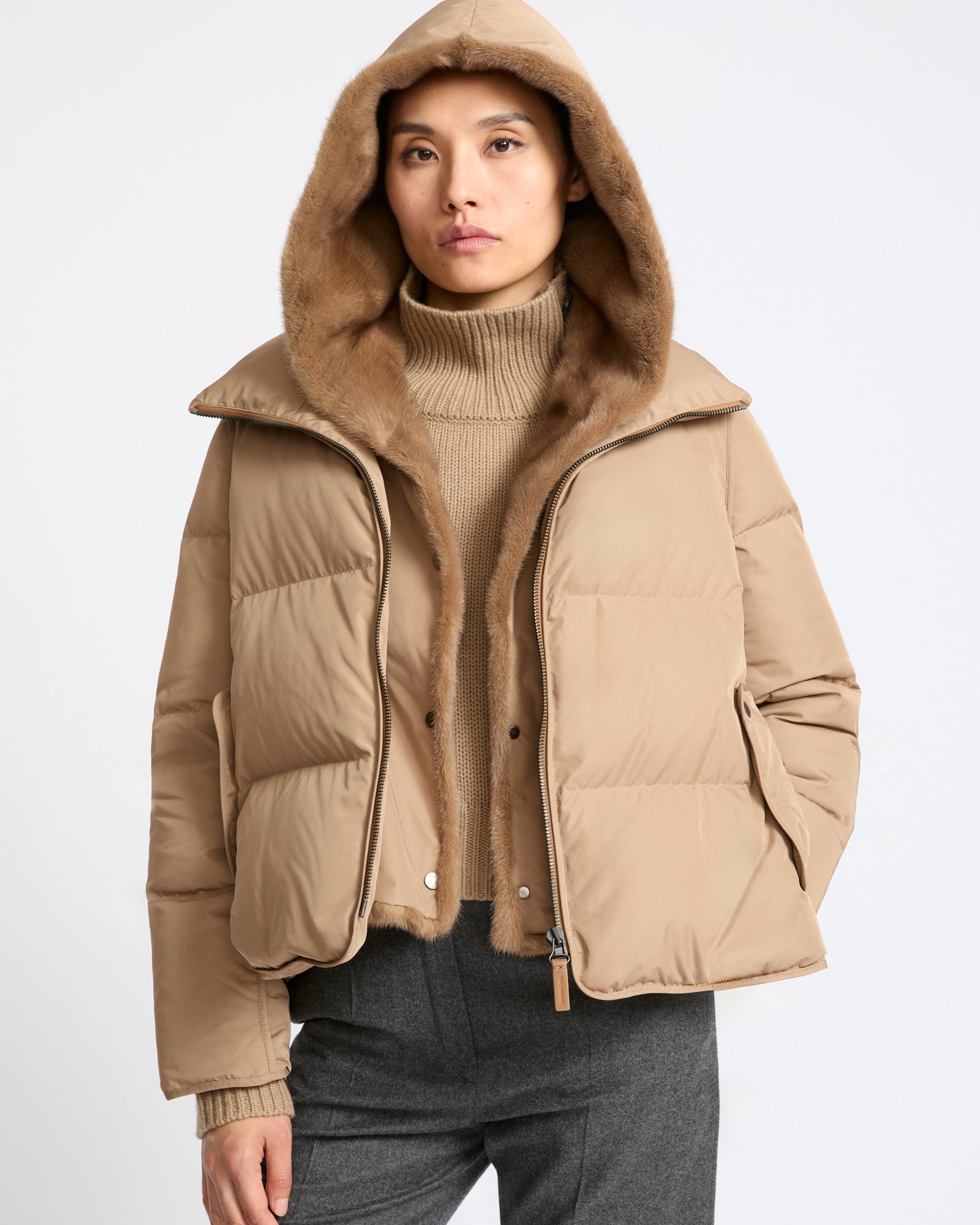 Doudoune "A" line iconique avec plastron et fourrure de vison- Yves Salomon - Nouvelle collection Automne Hiver
