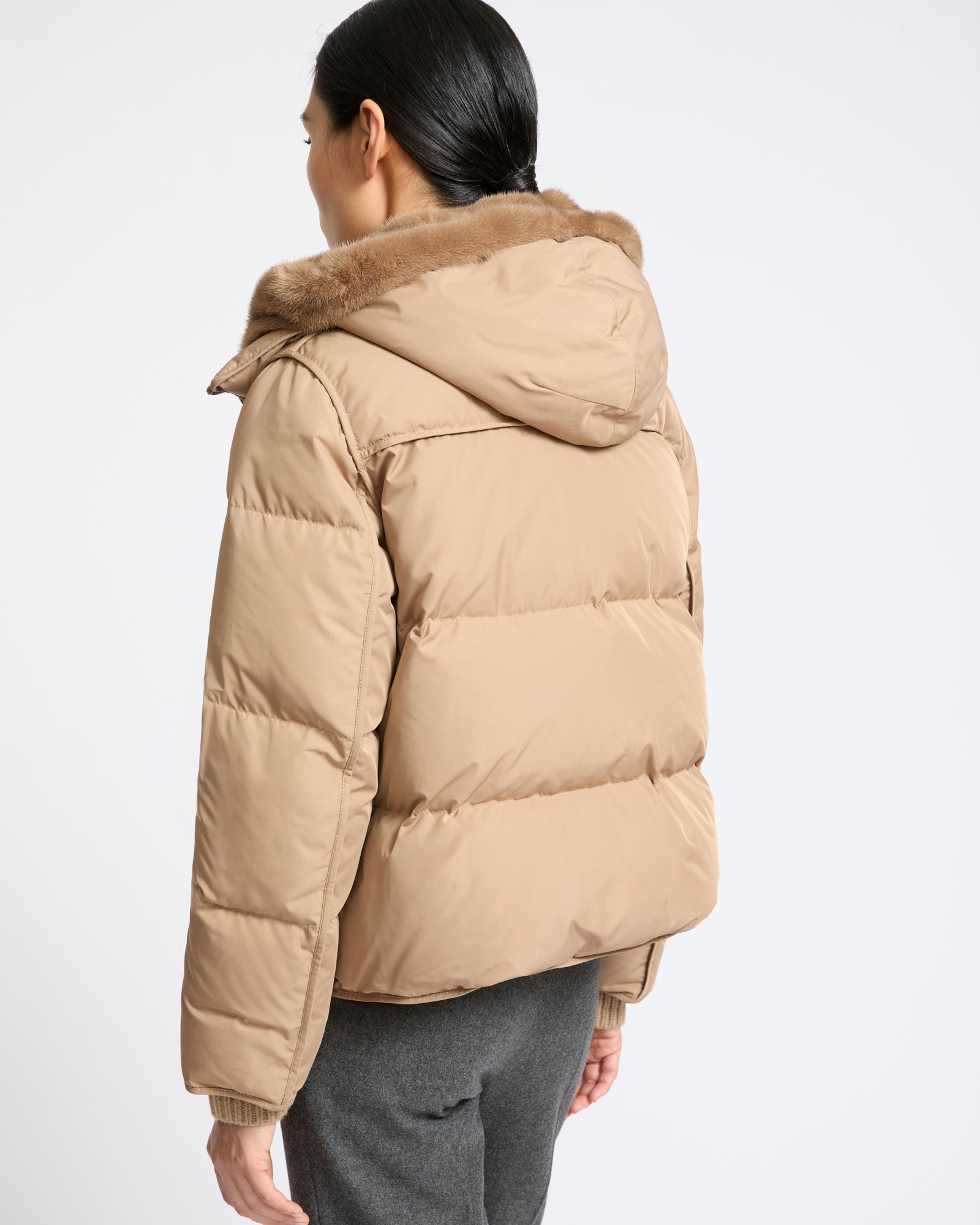 Doudoune "A" line iconique avec plastron et fourrure de vison- Yves Salomon - Nouvelle collection Automne Hiver