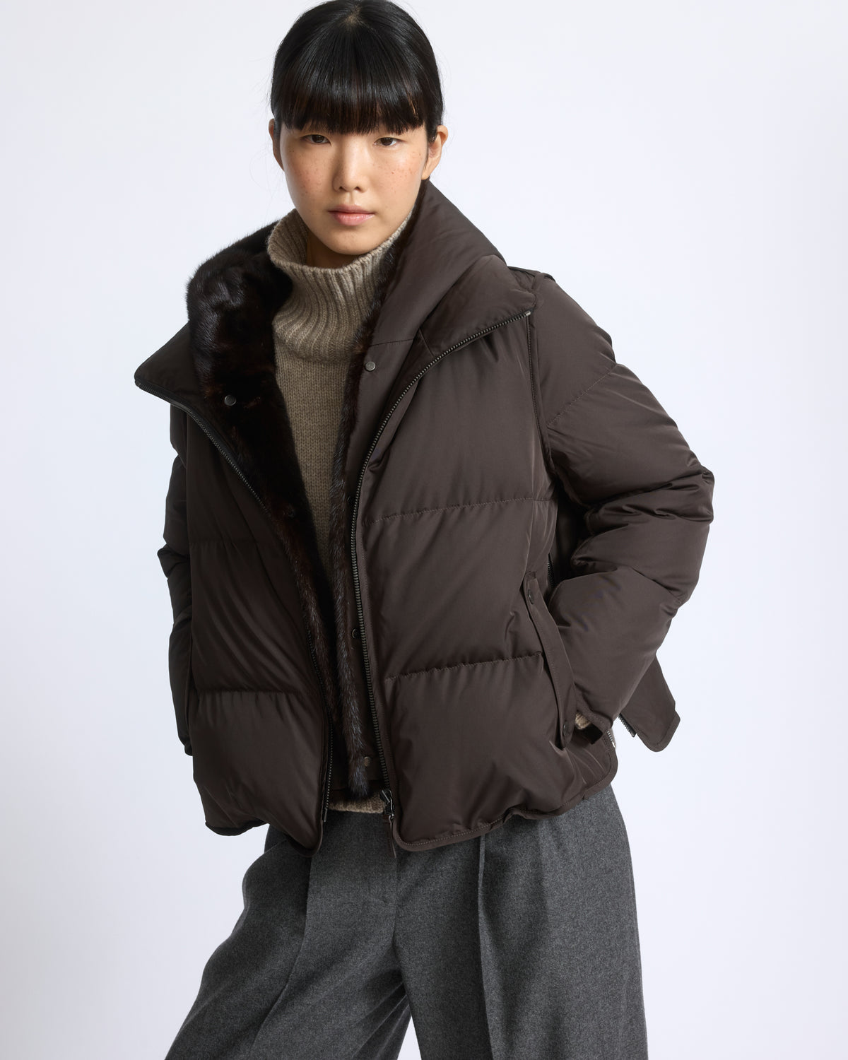 Doudoune "A" line iconique avec plastron et fourrure de vison - Yves Salomon - Nouvelle collection Automne Hiver