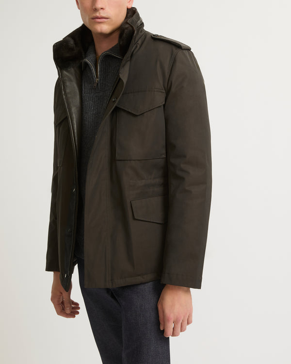 Veste style saharienne en gabardine technique imperméable avec col en fourrure de vison
