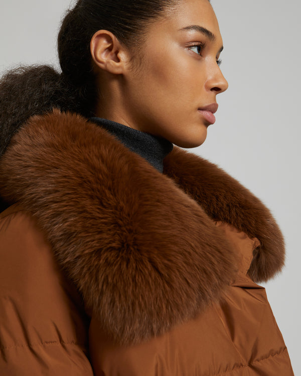 Doudoune ceinturée en tissu technique imperméable avec fourrure de renard et lapin