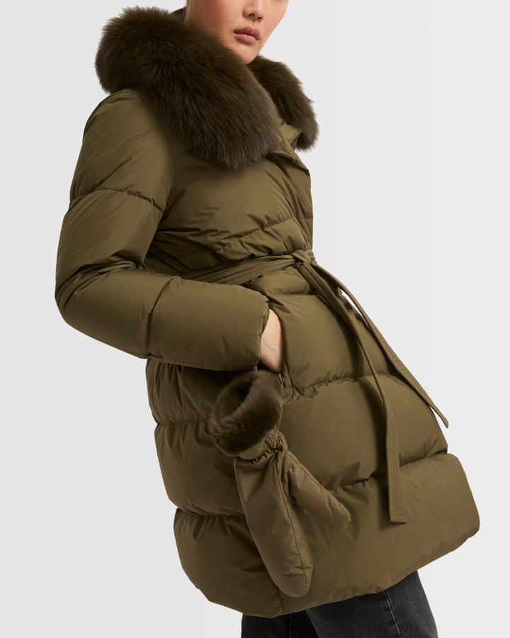 Doudoune ceinturée en tissu technique imperméable avec fourrure de renard et lapin