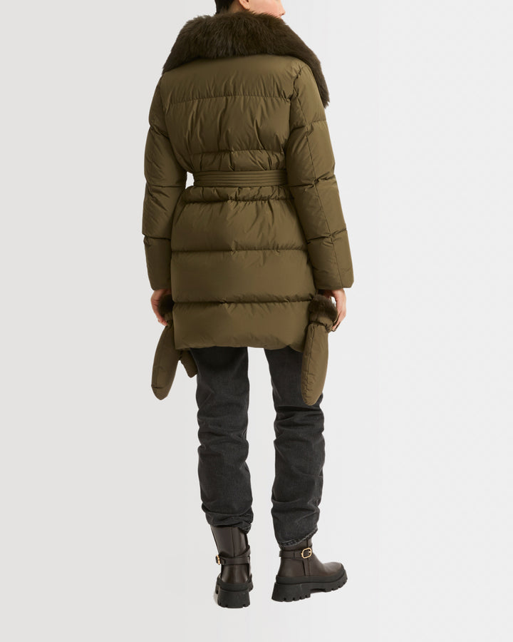 Doudoune ceinturée en tissu technique imperméable avec fourrure de renard et lapin
