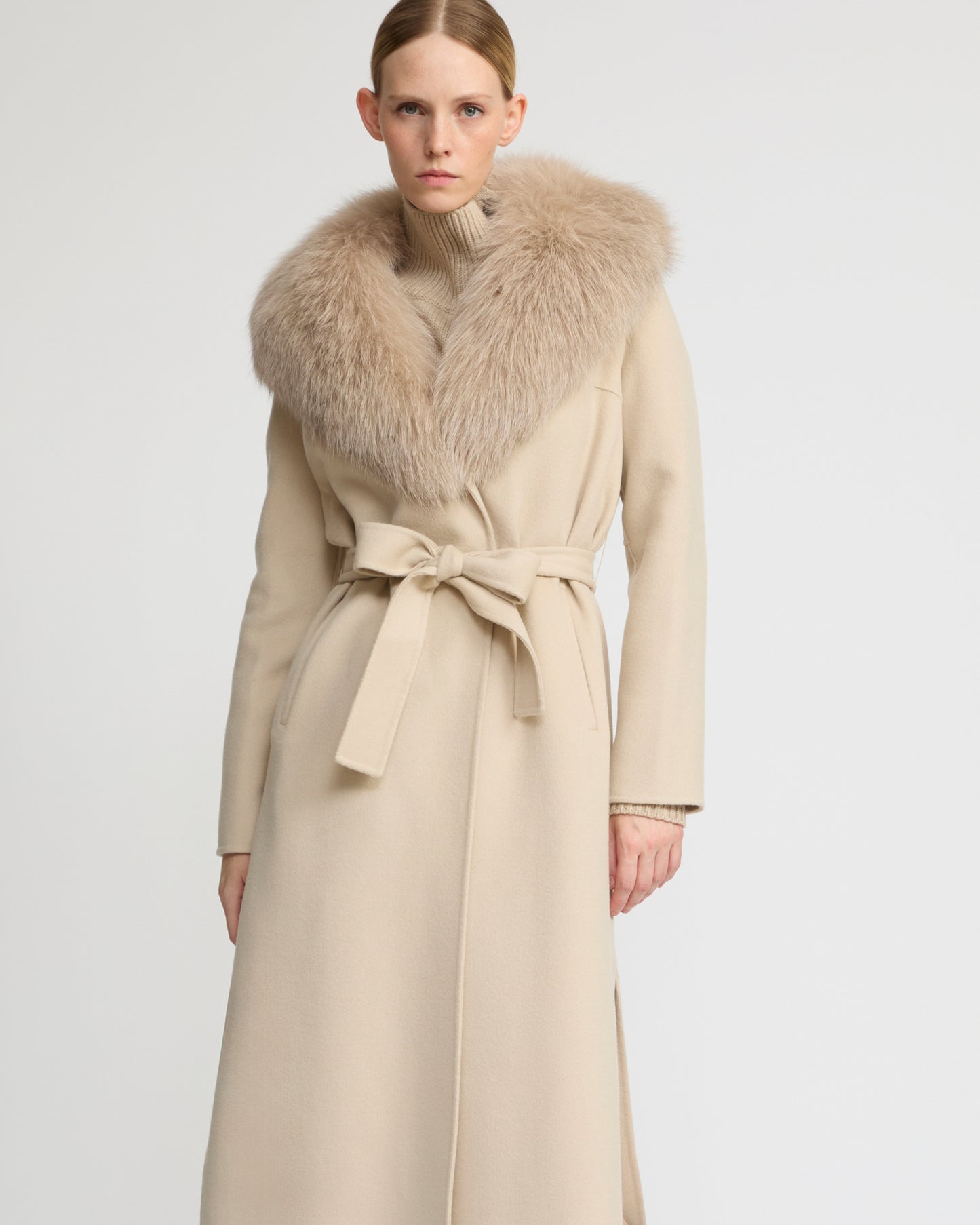 Belted coat in cashmere wool with fox fur collar and lapel