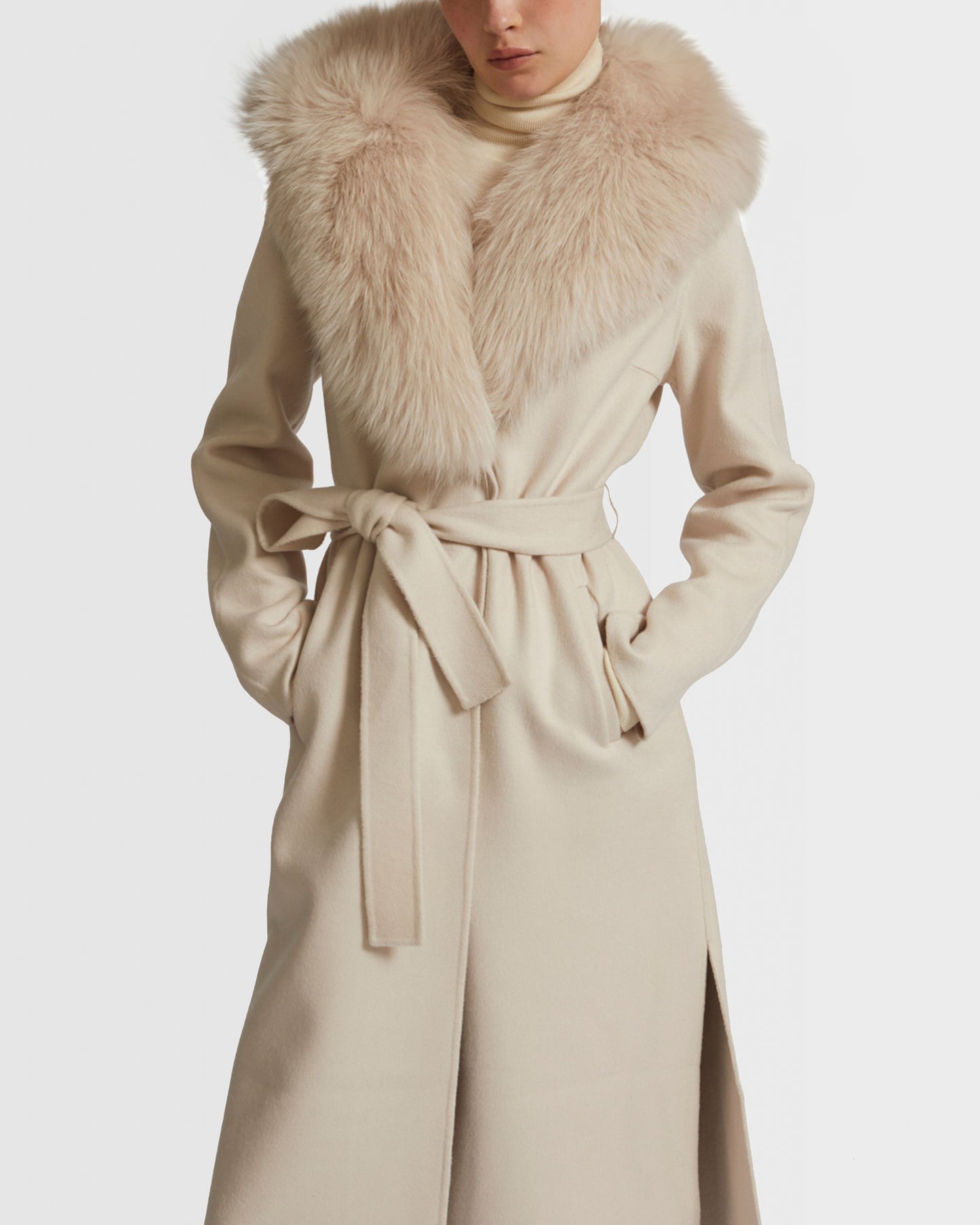 Manteau ceinturé en lainage cachemire avec col en fourrure de renard