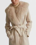 Manteau ceinturé en lainage cachemire avec col en fourrure de renard