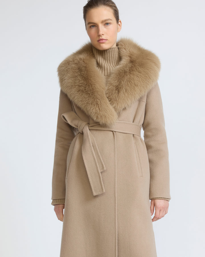 Manteau ceinturé en lainage cachemire avec col en fourrure de renard