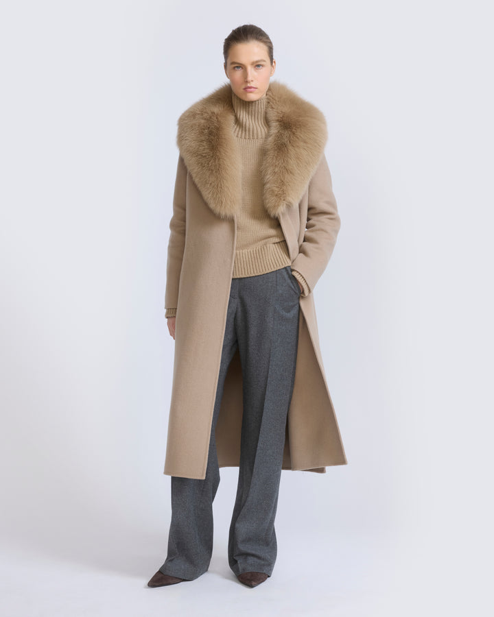 Manteau ceinturé en lainage cachemire avec col en fourrure de renard