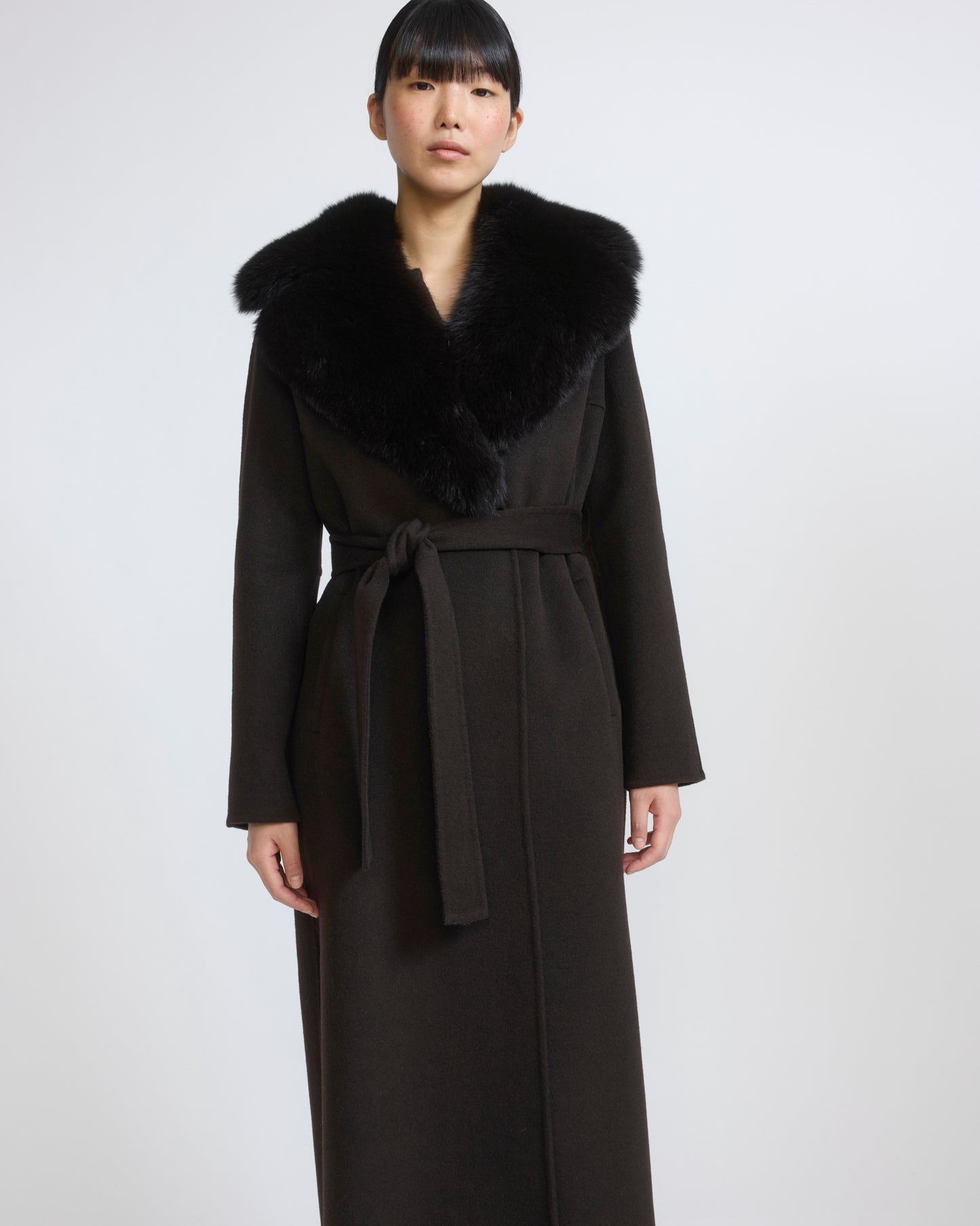 Manteau ceinturé en lainage cachemire avec col en fourrure de renard