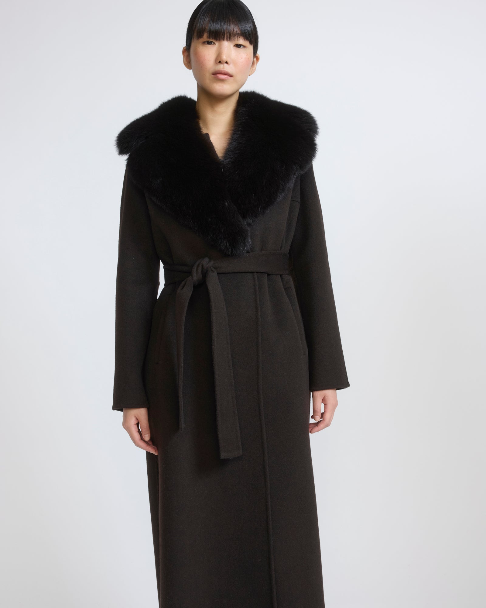 Manteau ceinturé en lainage cachemire avec col en fourrure de renard