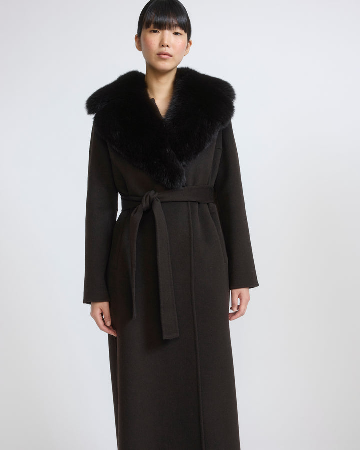 Manteau ceinturé en lainage cachemire avec col en fourrure de renard