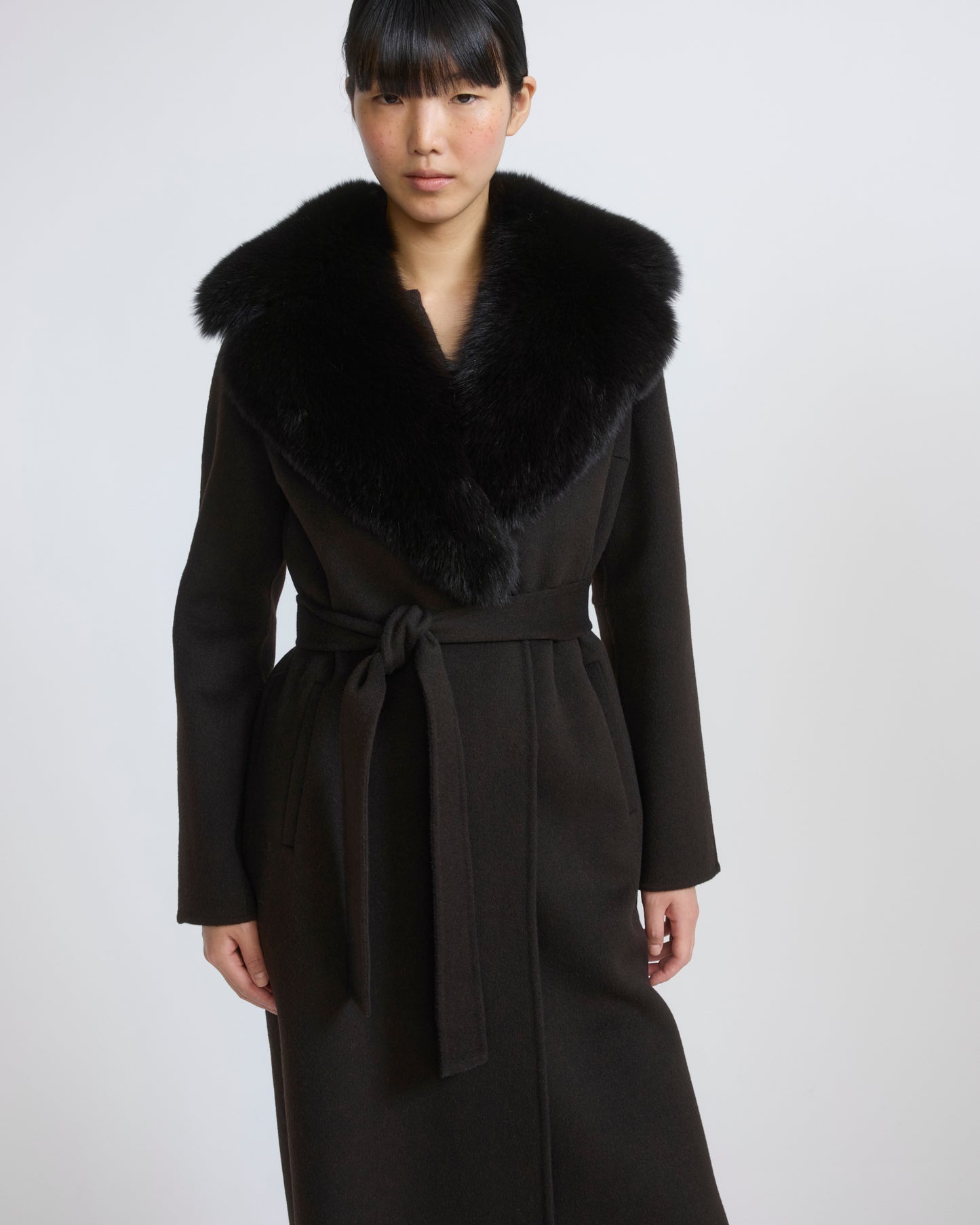 Manteau ceinturé en lainage cachemire avec col en fourrure de renard