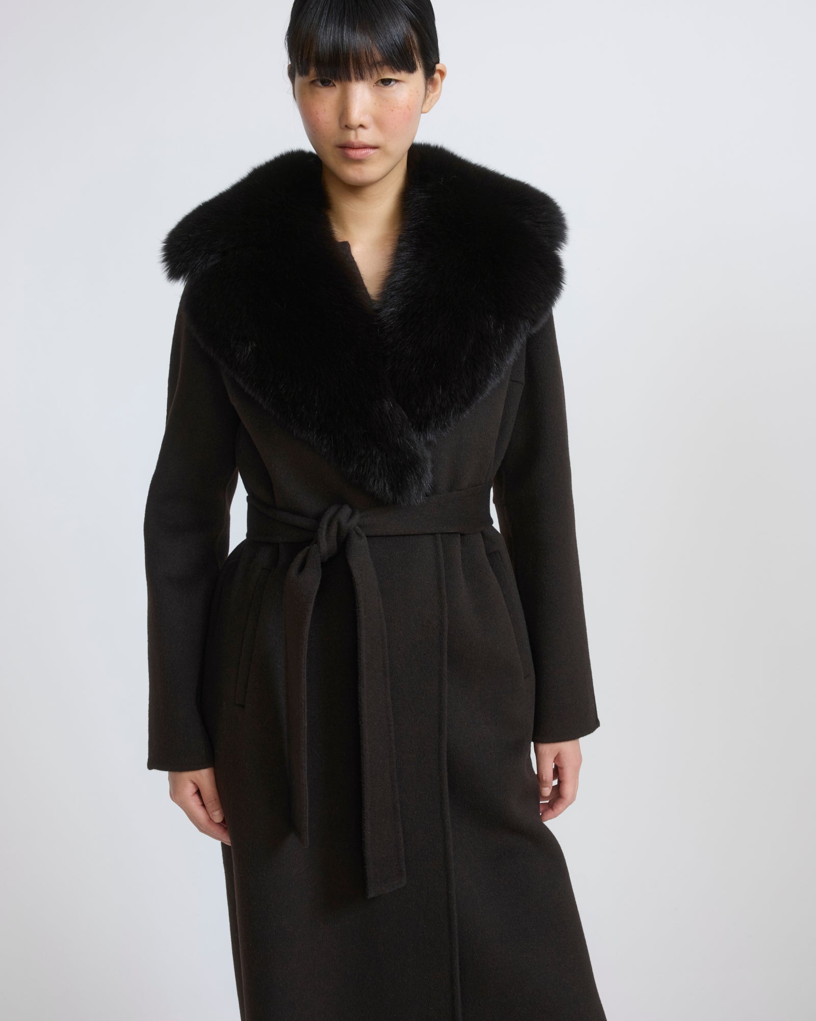 Manteau ceinturé en lainage cachemire avec col en fourrure de renard