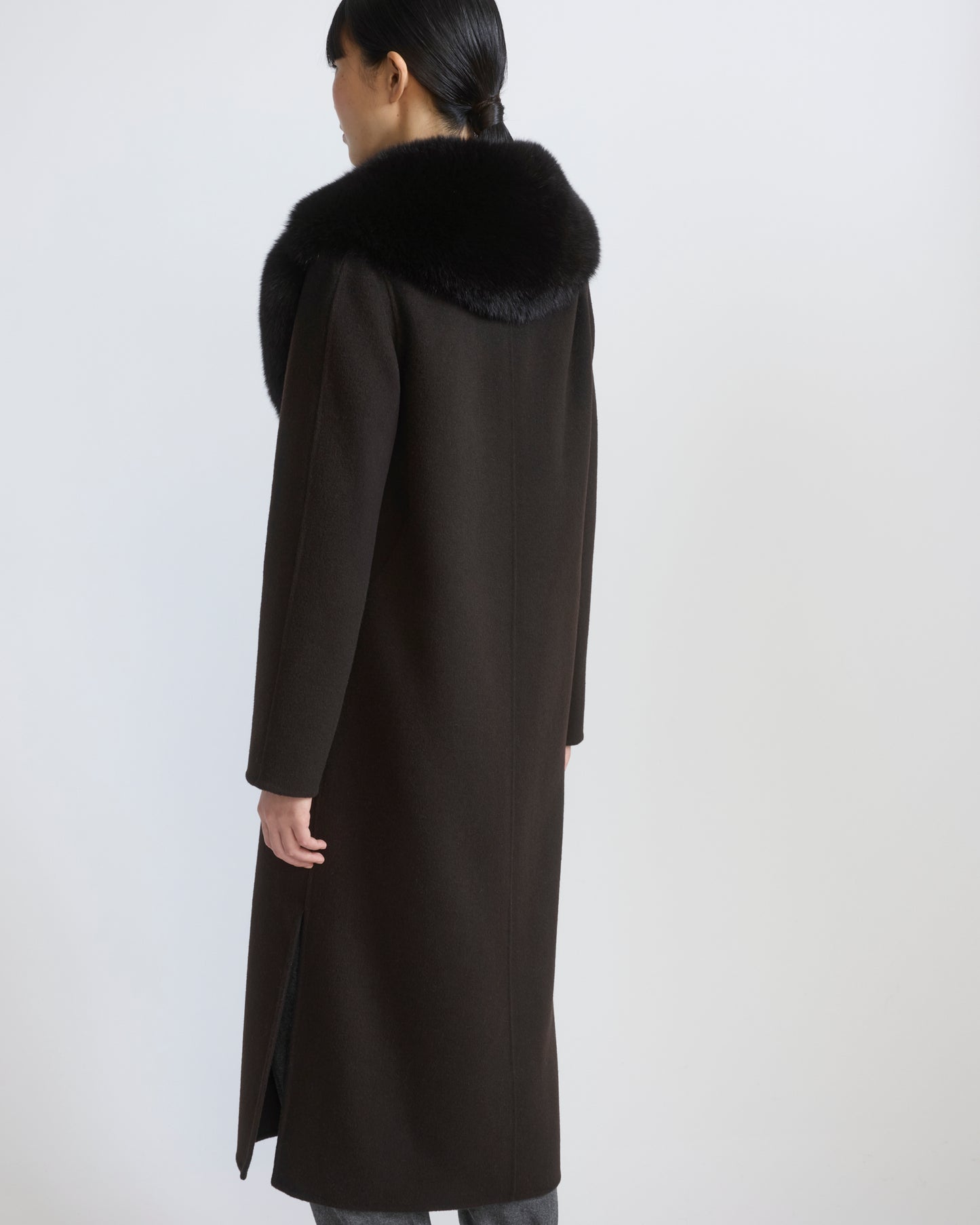 Manteau ceinturé en lainage cachemire avec col en fourrure de renard